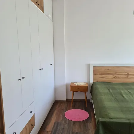 Apple - Private Garage Apartment