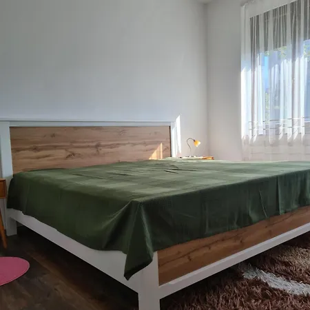 Apple - Private Garage Apartment